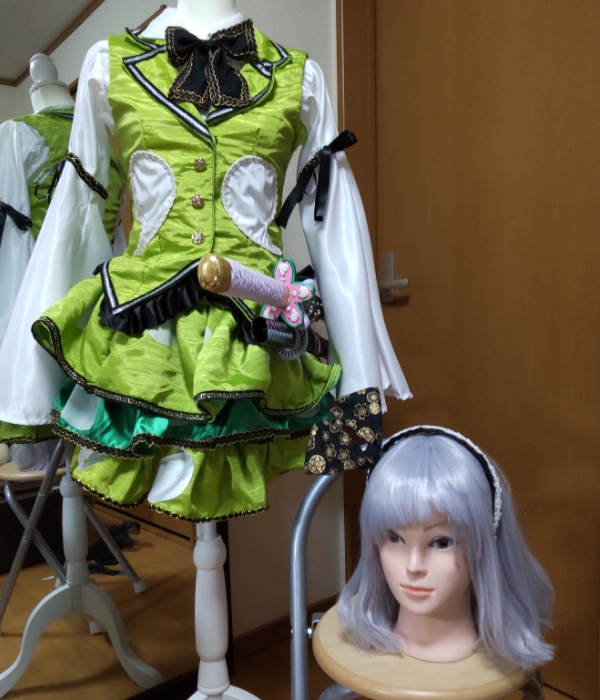 完成した魂魄妖夢の衣装と髪飾りと刀