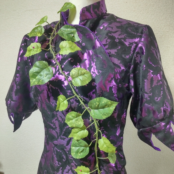 葉っぱの造花をつけた服