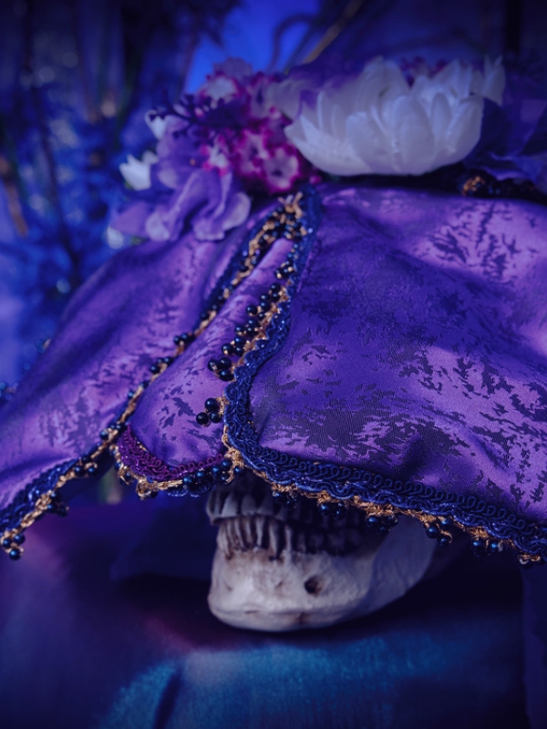 髪飾りを被った頭蓋骨