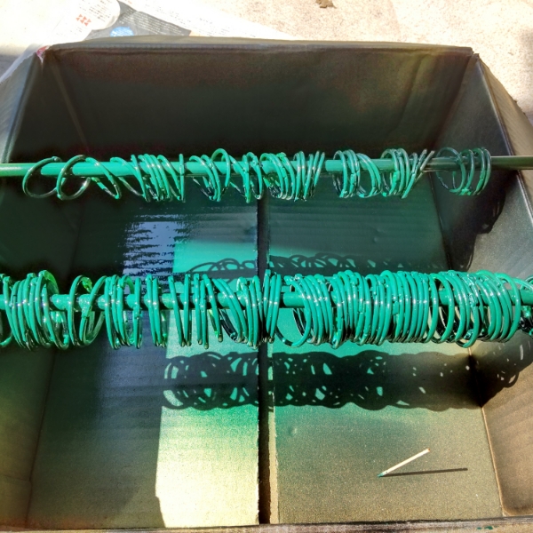 緑色に塗装中にプラスチックリング