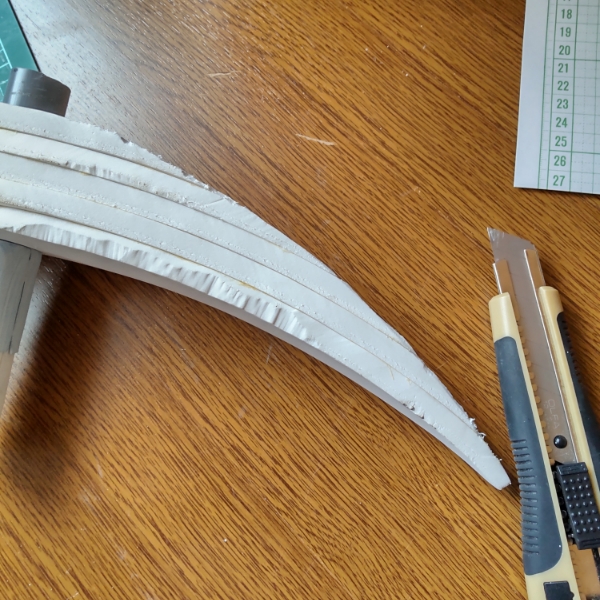 カッターでカットした後のCOSボード