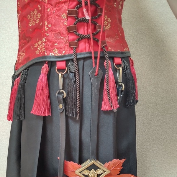 コルセットにDカンをつけて道具をぶら下げれる