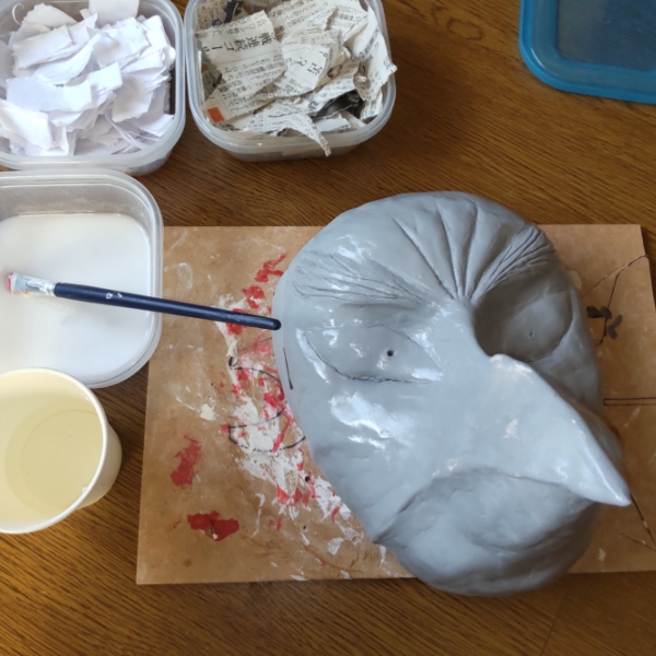 粘土乾燥後にプラサスを吹いて張り子を始める前の状態